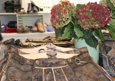 Lederhosen mit Blume bei Huber Mode & Tracht